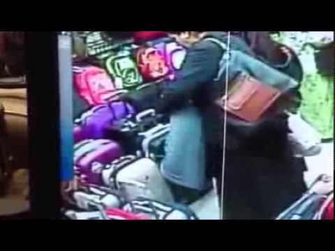 بطريقة غريبة إمرأة تسرق حقيبة كبيرة